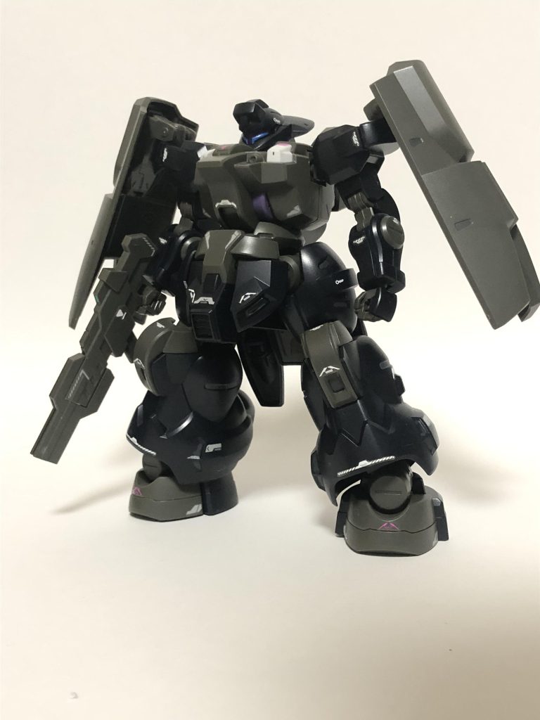 HGディランザ・ソル、加えた加工はトップコートと部分塗装とデカールのみです個人的に水星の魔女で一番好きな機体です!ディランザの軍用仕様、黒のカラーリングと武装の豪華さが特殊部隊感を醸し出てるのがたまりませんね。