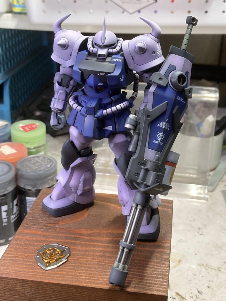 薄い青のカラーを紫の方へふっています。頭部モノアイレール部分を狭く加工して目つきを若干悪くしました。モノアイはメタルパーツを埋め込んであります。