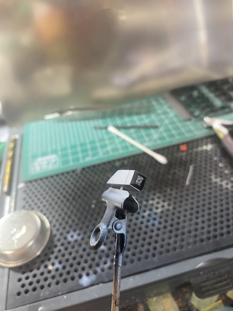 プリズムシートを貼ってからレジンを固めるとレンズのようになります。