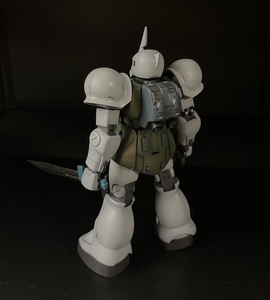 バックパックはFGシャアザクにしてリアアーマーと腕部を切ったり貼ったりしてディテールを追加しています。