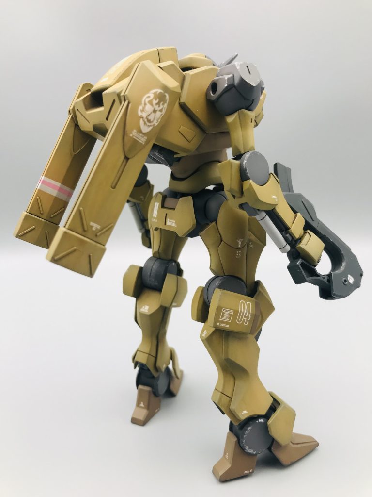 使用頻度の低い塗料を使いたかったので、ダークイエローで塗ってみました。下地はマホガニーです。