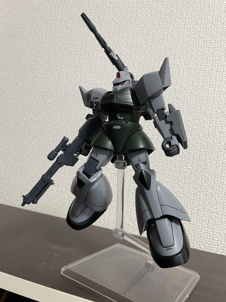 武装は右手に持つマシンガンをプレバンで買った武器セットの武器に換えてます。