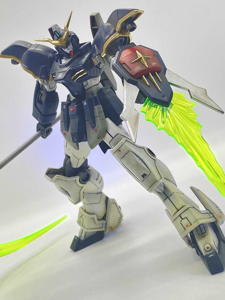 立ちフォトは、やはり限界がある… バスターシールドは飛ばせてナンボと実感させられた。しかも、きづいたであろうか…足の丸いディテール箇所はグレーのはず！！　やっちまってる。