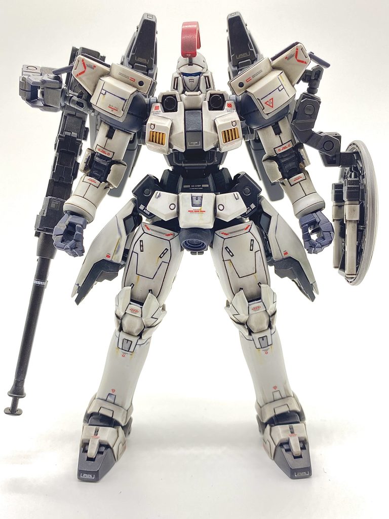 スタイルは、RGということもあり抜群でディテールも精巧なのですが、ガンスタのMG製作者の方々が魅力的な筋彫りをしていらしたので、参考例を漁りまくり自分のプランと混ぜ合わせて、情報を完結させて筋彫りしました。膝下の足は控えめにして、自分の中でのトールギスの良さを殺さないようにしました。カラーは、ホワイトは成形色を生かし、EW版のイエロー各所は、あえてグレーのサフでエンドにしました。つま先、腹、腰、バーニアなどをセミグロスブラックで。元がホワイトのパーツは、下にグレーを吹いています。バーニアカバーのパーツは外はブラック、中はグレーな感じにしてあります。(よく見ないとほとんどわからない、ただの自己満に汗)バーニア機構、バーニア、ドーバーガン、シールド内フレーム、ヘッドのとさかの根元などは黒鉄色を吹きました。バーニア内部は、シルバーを吹いてから蛍光ブルーを重ね、ツインアイとドーバーガンのスコープも一応、蛍光ブルーにしました。トップコートは、ツヤ消しにリアルタッチマーカーとウェザリングマスターで軽く汚しました。自分のこだわりとしては、プレバンのTV版カラーのヘッドのトップのブラックを自分の記憶を優先してホワイトのままにしたとこです！！(そこかい！笑笑)