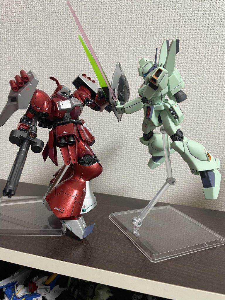 引き抜いたビームサーベルを振ると仲間をやったギラ・ズールとの間にヤクト・ドーガ・ロゼに割って入られシールドの裏に装備された大型ビームサーベルで難なく鍔迫り合いに持ち込まれてしまう。「バカな！こいつ俺の斬撃を読んだのか！？だが！」右腕に持っていたビームライフルを撃とうとしたのだがそれよりも早くシールドがコクピッ正面に向きビームのチャージを確認する。「まずいっ！」ウォルフは咄嗟にジェガンの身体を捻るが右腕と右足をシールドから放たれたメガ粒子砲で撃ち抜かれてしまう、幸いにもコクピットへのダメージはなかったがメガ粒子砲の当たった衝撃で意識を失ってしまった。その惨状を目の当たりにしたνガンダムのパイロットであるエリックは言葉を失い呆然としてしまうのであった。