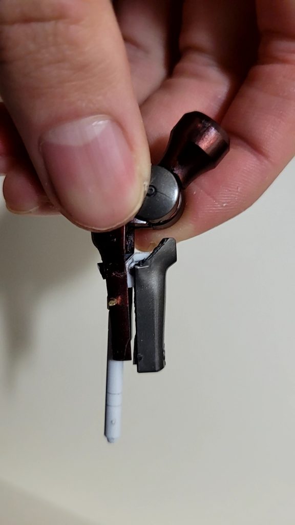 腕の上半分が開きビームサーベルが取り出せるように