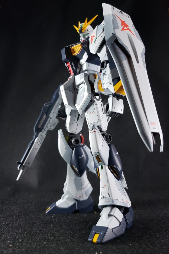 白の本体はホワイトとグレーで塗り分けてパネル感を強調してます。