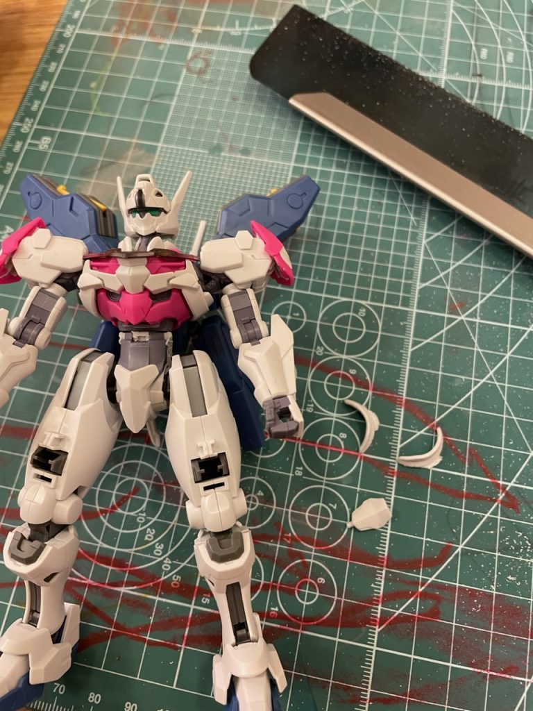 ニコイチの不採用側。腰装甲は切り取って利用。