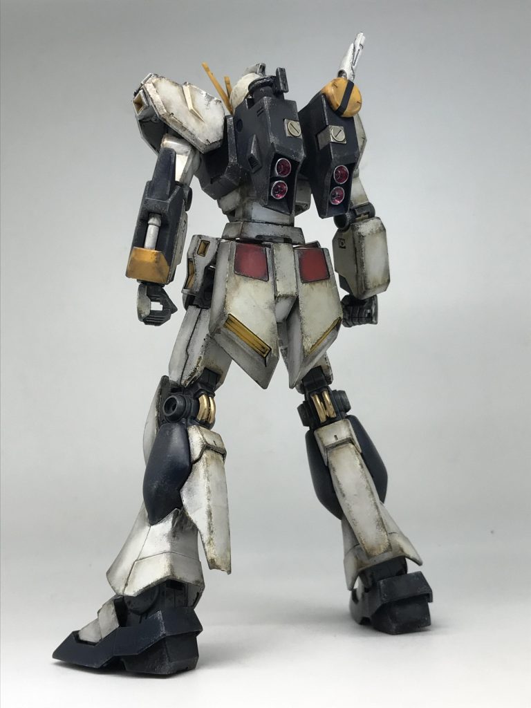 バーニアは適当に塗装面倒なときは油性マジックをバーニアの穴に突っ込んでぐりぐりして色つけてるのは秘密🙄