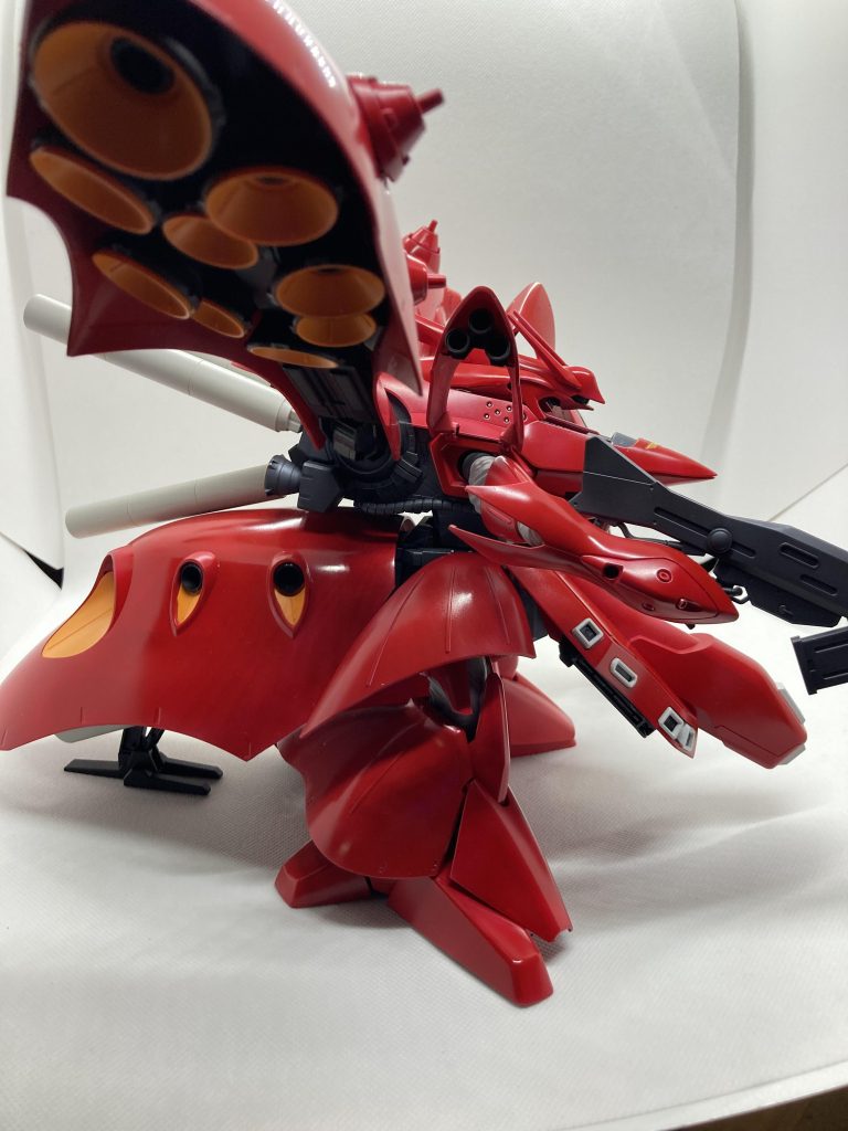 ピンクサフからレッド基本色を吹き付け、内部フレームは黒サフのみ、黄色の部分はピンクサフからオレンジを吹き付けました