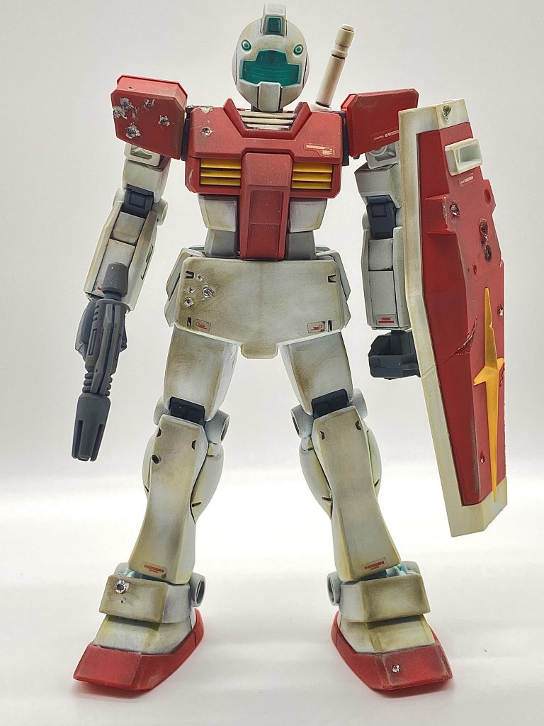 やったことと言えば、上からHGのジムの頭のエラを削り、イケメンに笑笑(結果、貧弱な首があらわに涙)EGの肩のアーマー下部を切り、ジムっぽくアーマーの縮小化。(肩内部が見えるようになり、肉抜き部がが汗)EG腰部の前面をニッパーで切りまくり、HGジムのフロントスカートを移植。サイドスカートはEGガンダムと分かるようにそのままに。(でました…妥協です笑笑)HGジムの太ももから下の足を移植をすると股間が広く、何かおかしかったので付け根の部分の棒を短くし… たのが原因で可動範囲が制限されました。塗装は、スプレー缶で初の軽い汚しと竹串での初のダメージ加工。課題がありすぎですが、友人達との発表会ではリアルいいねをなんとかもらえました笑笑このジムは、いろいろやっていこうと決めた一年前の始まりの機体です。少しずつ、前に楽しく作っていこうと思います。