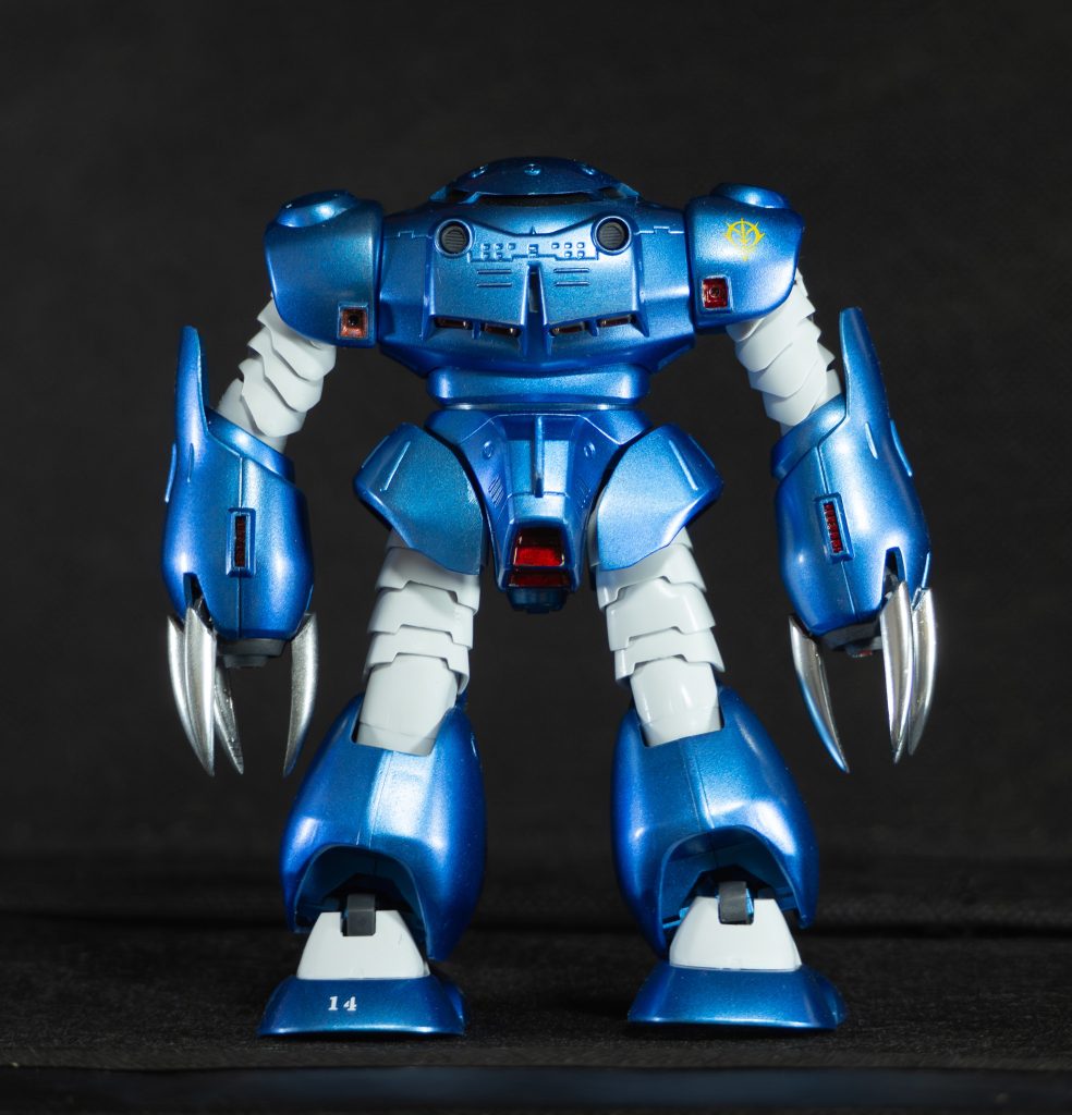 赤い部分は、メタリックブルーで吹き付けた状態のためクリアー光沢を吹き付けたあと、シャインシルバーを下地にしてロイヤルメタレッドを重ね塗りしてます。