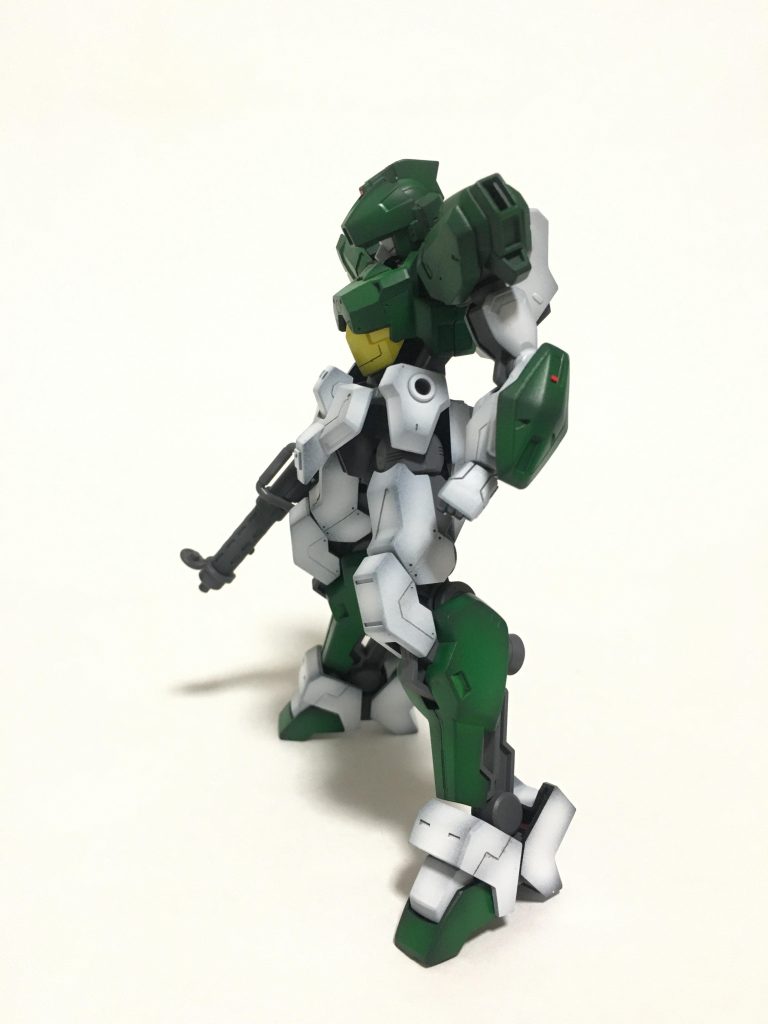 サイドビューです。スジボリなどでディテールアップしてみたんですが、やっつけでやってしまった感じが自分でもしていて、どうせやるならもうちょっと考えてやればよかったなぁと後悔しています。