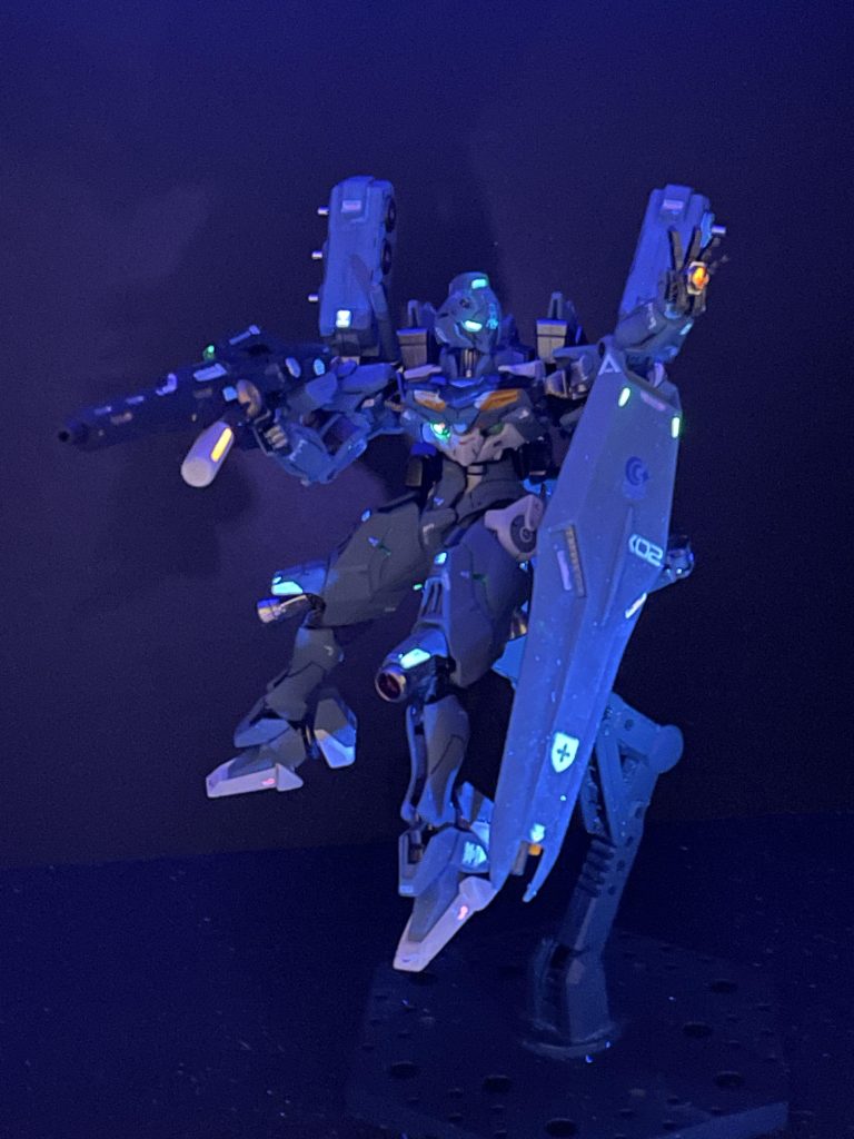 蛍光エナメル塗料による部分塗装もバッチリ決まってくれましたね!蛍光塗料初めて使いましたが、こんなゴリゴリに光るんですね。笑