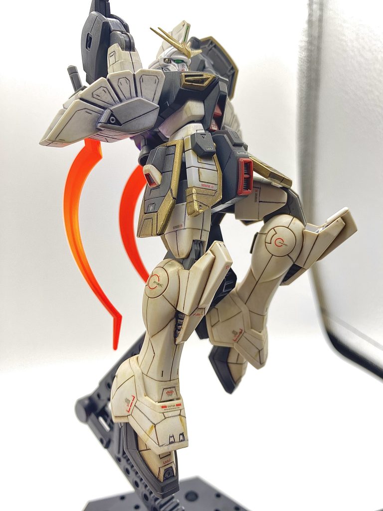 ヒートショーテル、熱々で振りかぶり… サンドロック鉄板のポージング。蛍光塗料で少し熱々に見える…かな笑笑