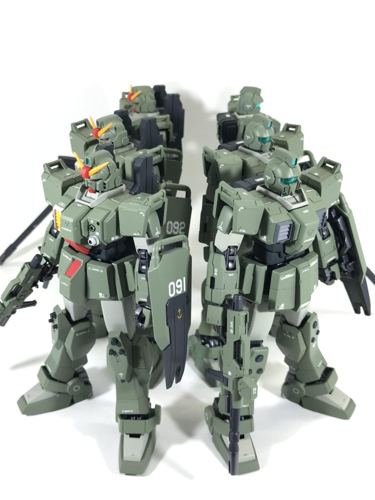 前作の第1小隊とのツーショットです。陸ガンと違って赤色や黄色の色合いが無い分、陸ジムはより兵器っぽいですね。さて第3小隊は何の機体にしようかな?