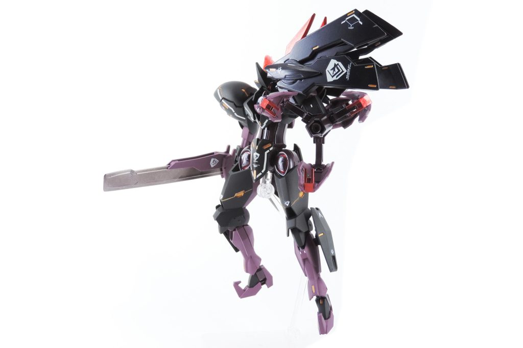 決闘用ではないので、ブレードアンテナを廃止。ビームブレイサーをミカエリスとは左右逆にしたりと小改造、色変えで結構雰囲気変わったのではないでしょうか？