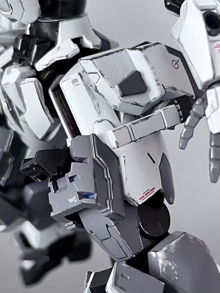 サーベルは180度回して抜剣。