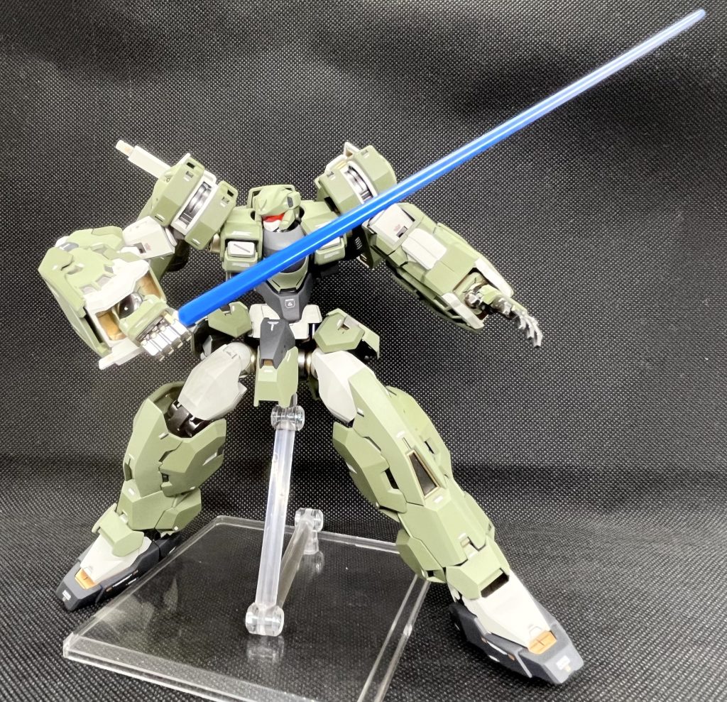 HGIB グレイズ改用の型アーマーのギミックを活かし、サーベルユニットを新造。レール可動によりサーベルを前方に展開、抜刀できるシステムにしました。