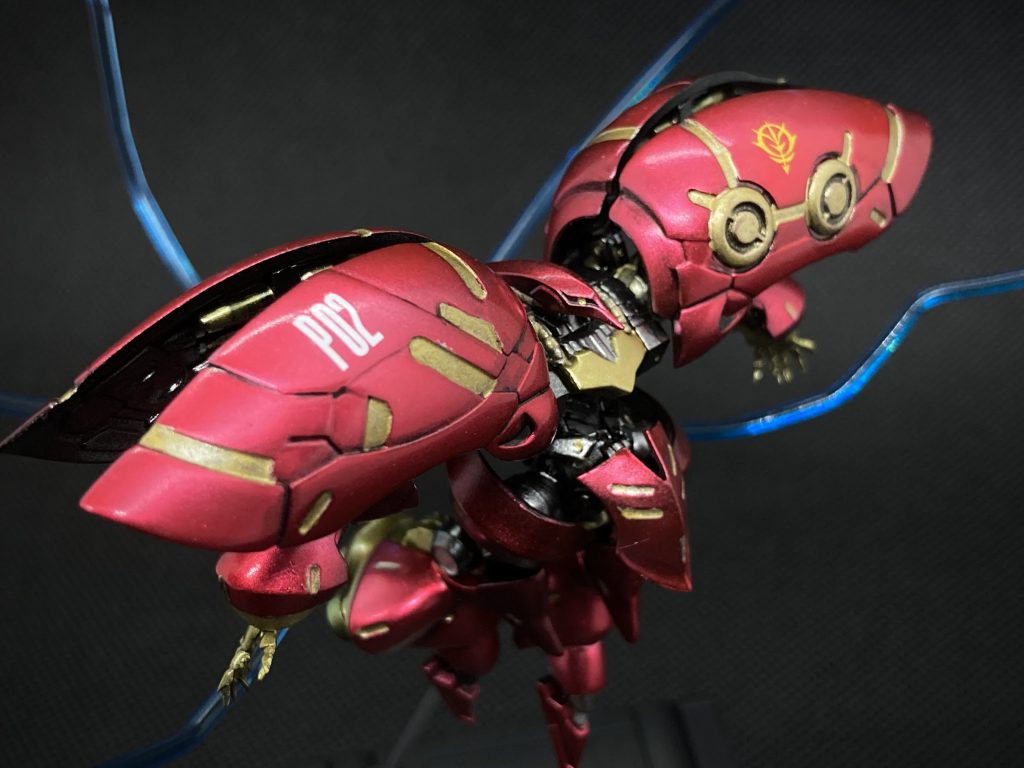 肩のウィングバインダーは、折れないように慎重にゆっくりねじって少し開いた状態にしました。