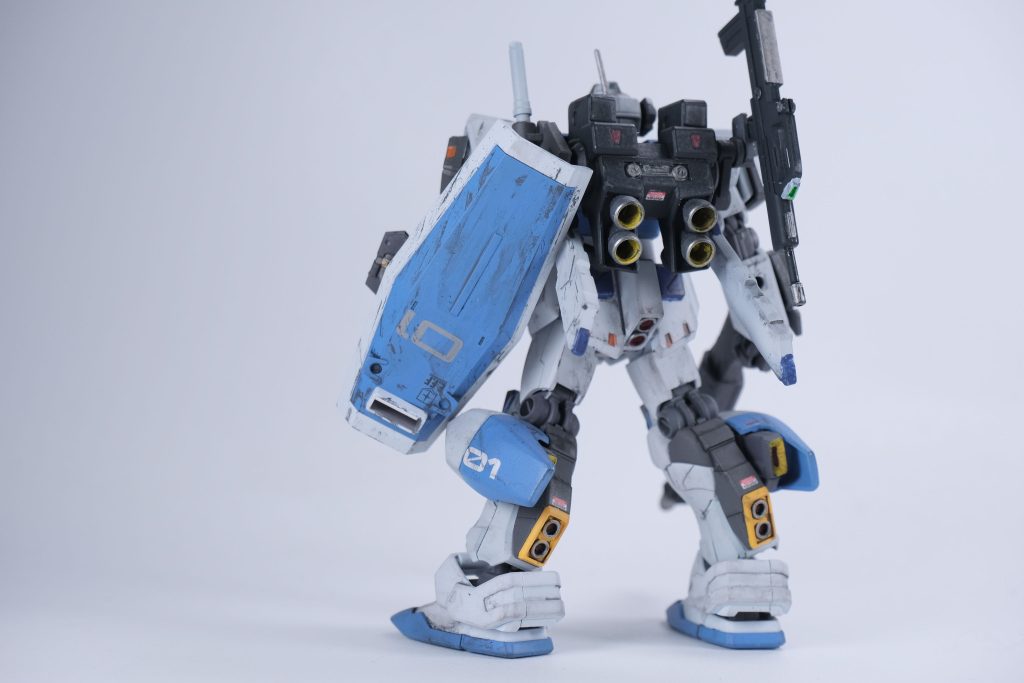 背面。パワードジム型の強化バックパックをベースにプロペラントの追加や脱着可能なウェポンマウントの追加等を行い、脚部にもホバー用のスラスターの増設を行なっています。これらを用いてドム系MSの様な地上滑走で陸上を高機動で疾走します。ウェポンマウントはサーベルラックと選択制で手持ち火器各種をマウント可能にし、戦術の幅を広げます。左右1つずつ、計2つまで装備可能。