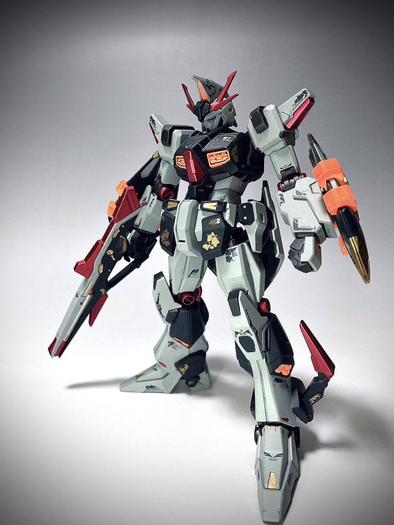 ペーネロペーの中の人、オデュッセウスガンダムです。これが意外とかっこいい。これだけならしっかりガンダムっぽい見た目をしています。今回初めて使ったガイアのプライマリーメタリックレッドがいい感じの色でした。