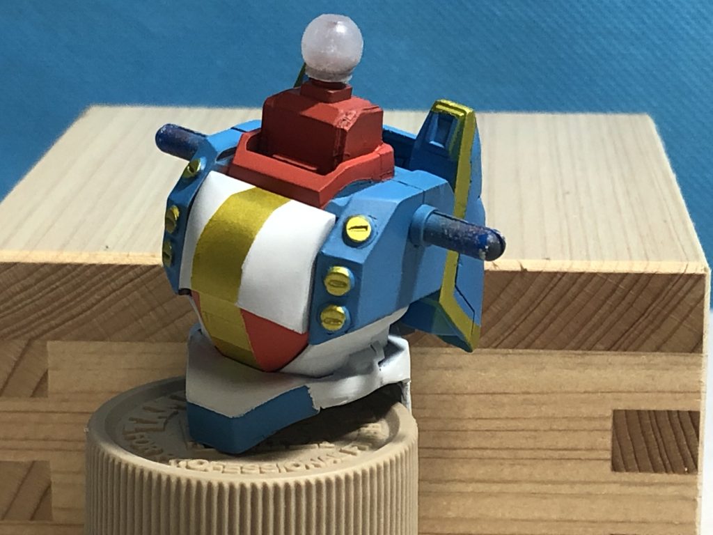 上の腰パーツにこの上半身を取り付ける形です。首の所はそのままだとプチッガイの頭が肩に干渉するためチェアーストライカーの接続パーツで首を延長してます。コアランダーが頭に干渉してしまうので少し切り詰めて短くしています。