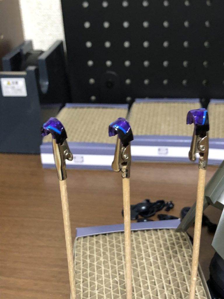 センサーの塗装ブルーの部分はスカイブルー、パープルはGXメタリックバイオレットで。