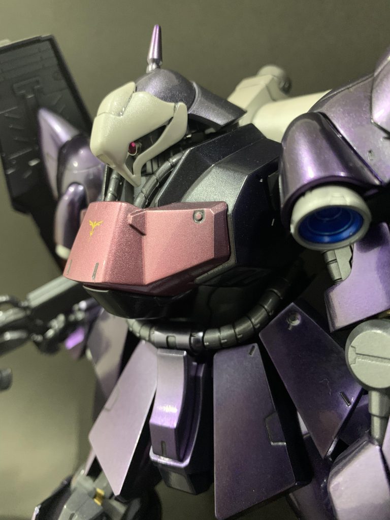 塗装後の雰囲気はなんやかんやで気に入っています。・下地:全てEXブラック(G)・パープル:アメジストパープル(C)・ピンク:メタルピーチ(C)・ホワイト:ニュートラルグレー(G)・グレー:メカサフスーパーヘヴィ(G)・レッド:サザビーレッド(C)+8番シルバー(C)・ブラック:EXブラック+クリアブルー(C)→全然効果なし…😭このままだとなんだか色がキリッとし過ぎた感じがしたので、全てのパーツに軽くムーンストーンパール(C)を1かけしたら全てメタリック調になり、結果オーライでした😂モノアイは金属パーツに交換。デカールは胸元のネオジオンマーク1つだけにしました。