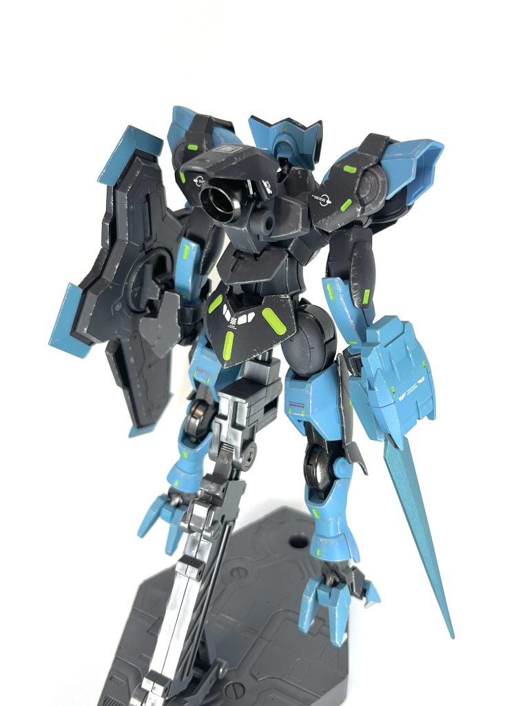 背面から。べギルベウのアンチドートシステムをバックパックのノンキネティックポッドからノンキネティックシールドに移行してこの試作機が作られ、その後アンチドートの性能をより引き上げるためにべギルペンデにはバックパックに補助アンチドートが追加された…というイメージで作ったので、バックパックはべギルペンデの補助アンチドートユニット無しver.という形にしました。