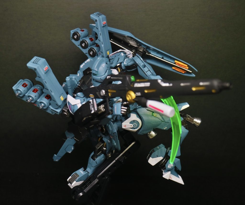 右腕には固定兵装のメガマシンキャノンを、手持ち武器に大型のビームマシンガンを装備。射撃による空間制圧を行う。右腕メガマシンキャノンとシールドを持たせているバーはHGBC 1/144 パワードアームズパワーダーです。これすらレアキットだったので、、メルカリで高い金で買いましたわ😢