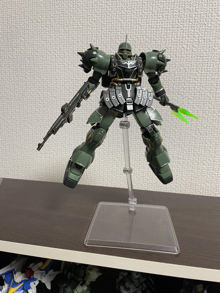 「ラーナ時間だ、こちらの推進剤もそろそろ心もとない、同時に動いていた大佐の方は無事にお目当てのモノを手に入れたとの連絡もあった、帰るぞ。」隊長機のギラ・ズールはエリックとラーナの戦闘に割って入ると不意を突く形で実戦に不慣れなエリックのνガンダムの頭部にマシンガンを当て怯ませた。それに対し自らの死をよぎらせ硬直するエリック。とどめと言わんばかりにビームアクスを振り上げるのだがラーナの静止の声にギラ・ズールは閃光弾を使い離脱を開始する。