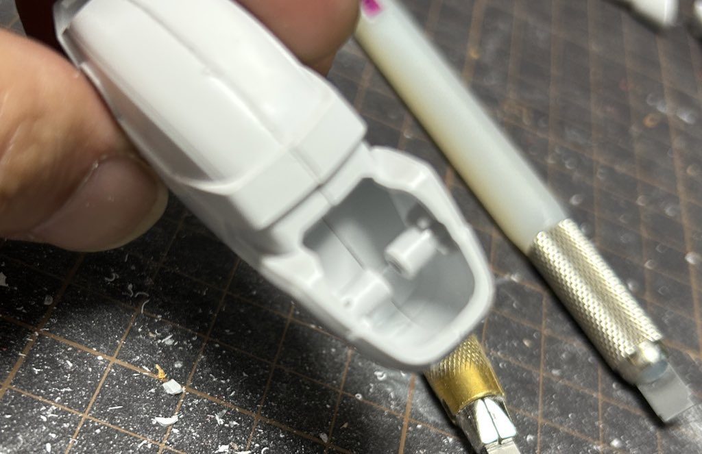 馬。あとハメして合わせ目消してます。画像のピンを片側から飛ばして残りのピンの長さやハメるほうの穴周辺を微調整してなんとか。接続部付近は目消ししないで段落ちにして余裕持たせてます。段落ちにしたせいで貼れないデカールが発生。全体的そうなんですがもうちょっと考えて制作に臨むべきだったかと思います。次回以降のテーマとします。