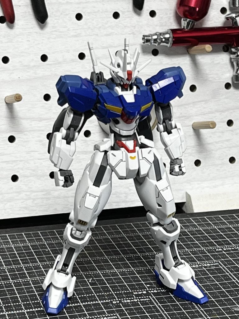 カメラアイ以外は全てガンダムマーカーで塗装しています。カメラアイはアクリルガッシュの蛍光グリーンです。