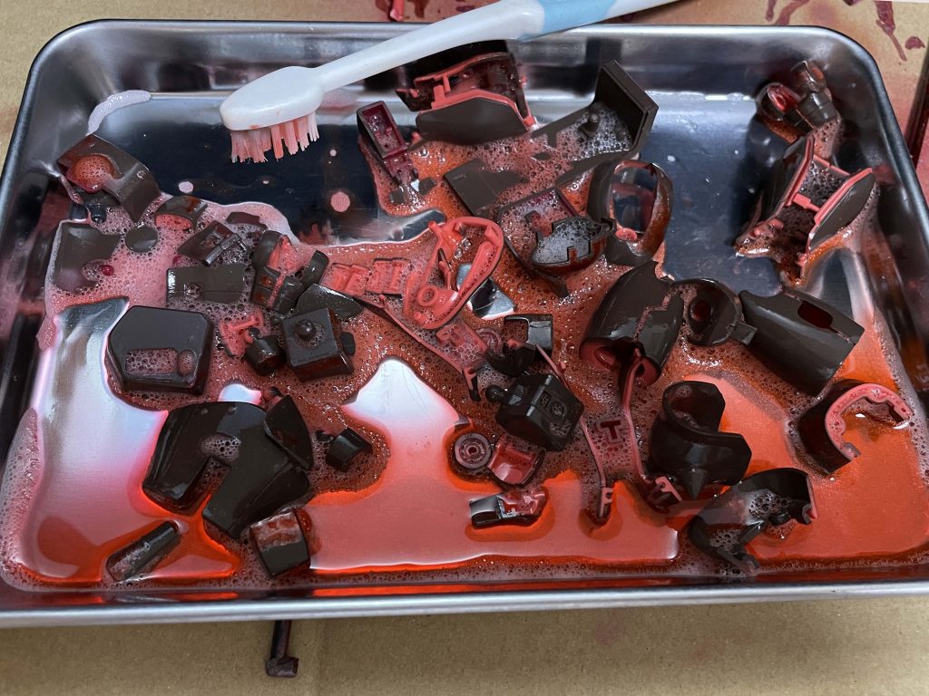 最初はメタリックレッドに塗装しようと思っていたのですが、しっくりこなくてやり直し😅 マジックリンで色を落としました。