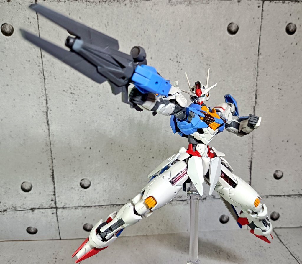 ライフルの銃口はジャンクパーツ､青い部分はダブルオースカイの前腕のパーツとライフル懸架用のジョイント組み合わました(取り外し可能)