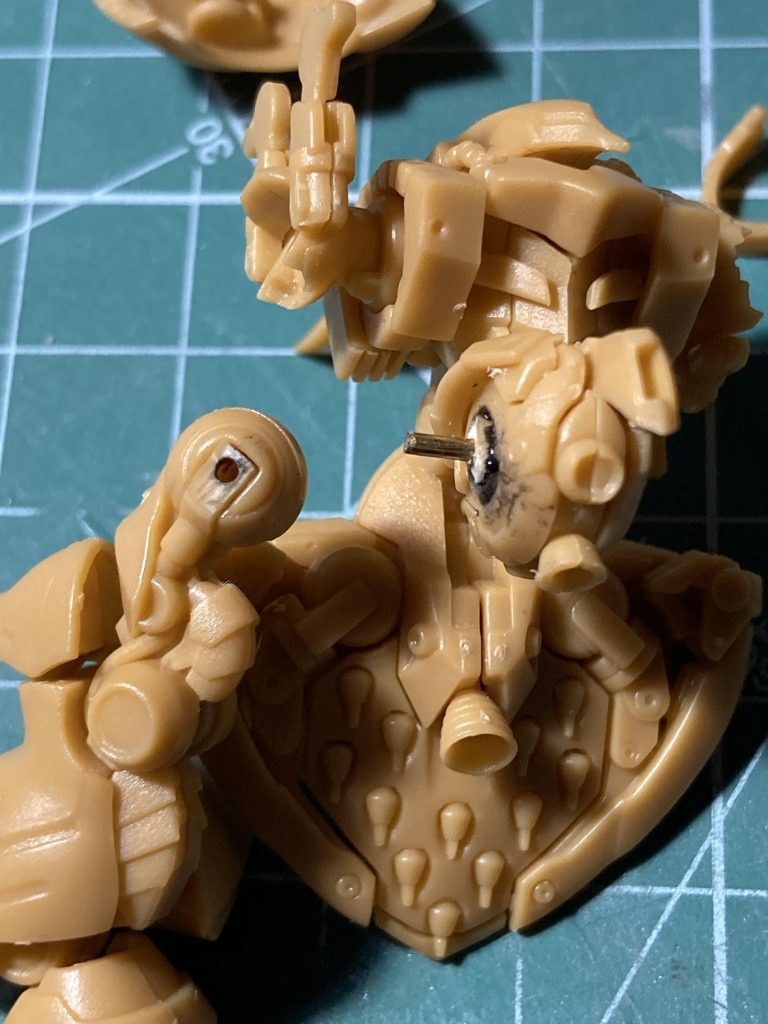 股関節は1㎜アルミ線で接続し、スイングするようにしました。アルミは柔らかいので捻りも加えて内股にしました。