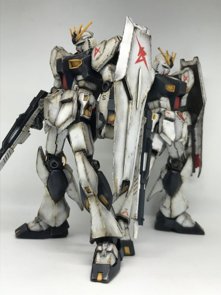 6〜7年前に作った HGUCのνガンダムと比較左がEG、右が HGUC