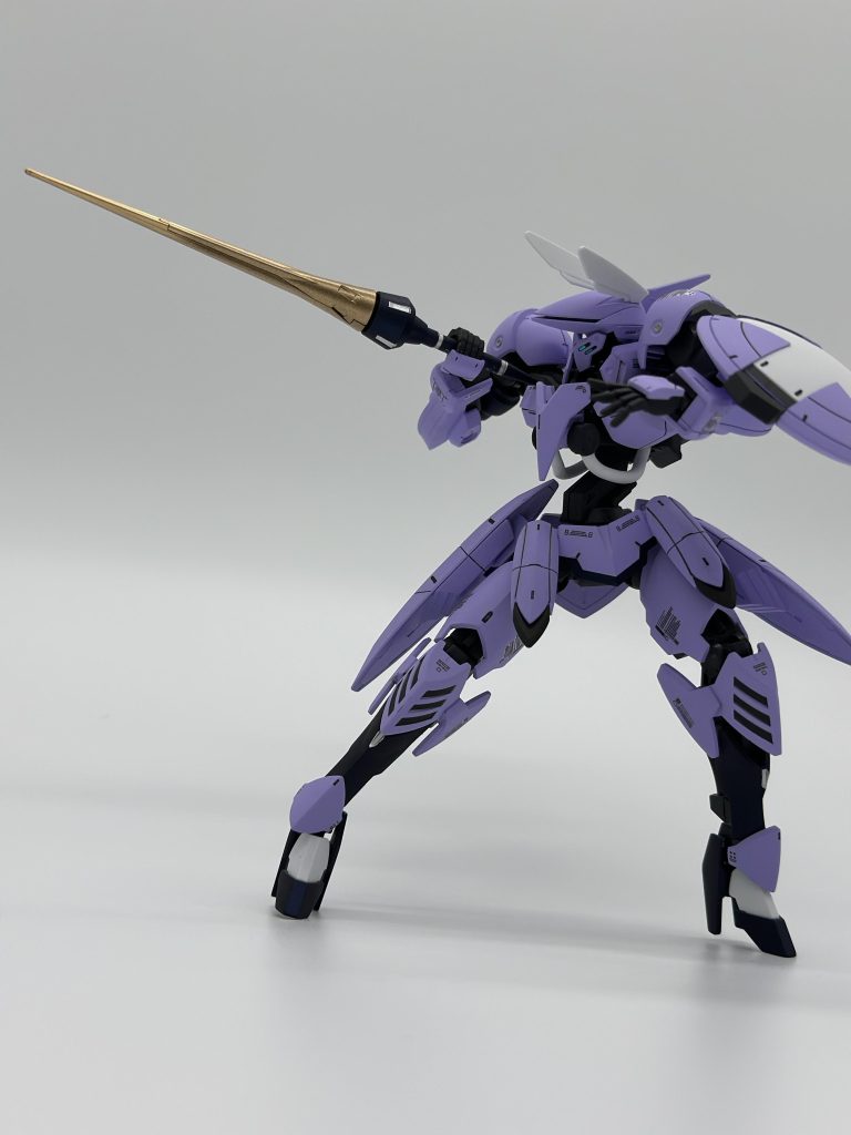 角度のついた持ち手が付いてるのでランス持ちポーズがバッチリ決まりますね。