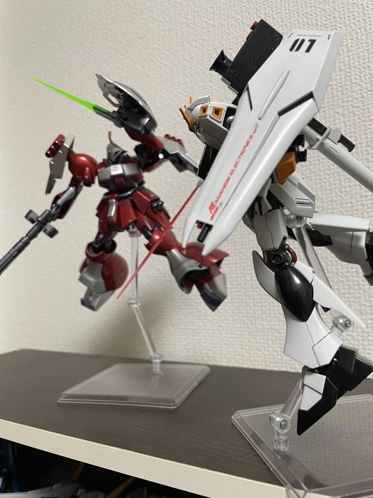 「私はフルフロンタル大佐に出会い様々な事を知ったわ、そして人類の革新を成して新しい未来を迎えたい。」「だからと言って戦争を起こしていいはずがないっ！！」「そうね、あなたの言っていることは間違っていない、でもだからといって私の言っている事も間違っていない…だから一緒に来て頂戴、まだ数の少ないニュータイプを増やしていくために、私を見て知って欲しいの…」ラーナとのやりとりをしていると不思議と分かり合えるそんな気がしてしまう。だが、こうして意識のやりとりをしている中戦闘をしている事を自覚しており仲間の死とラーナの意志が絡み合い上手く飲み込めずにいた。