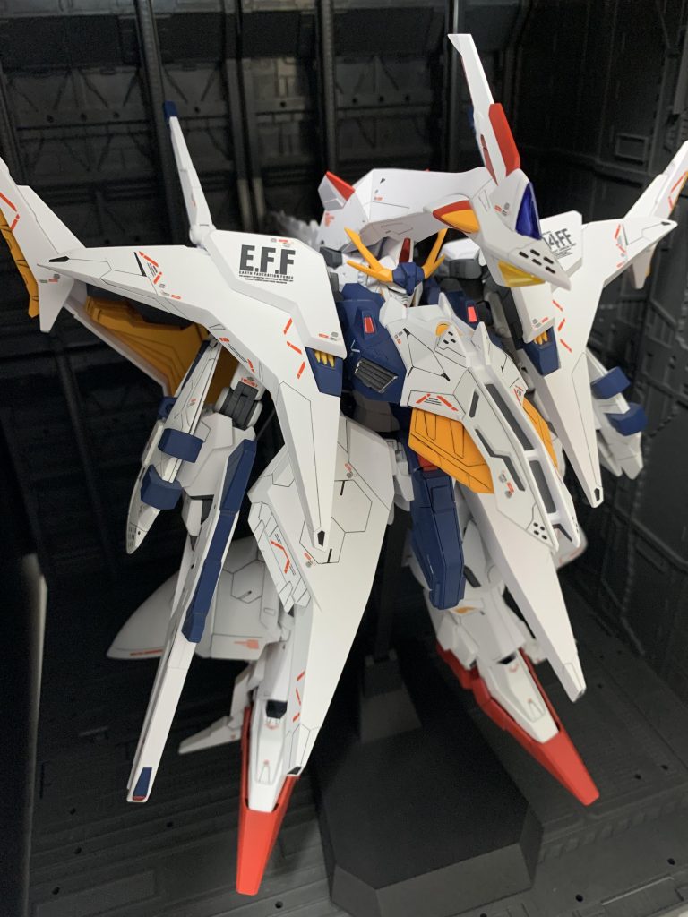 斜め前から。設定色に近い色味で塗装しました。クリアパーツはクリア塗料で塗装しています。