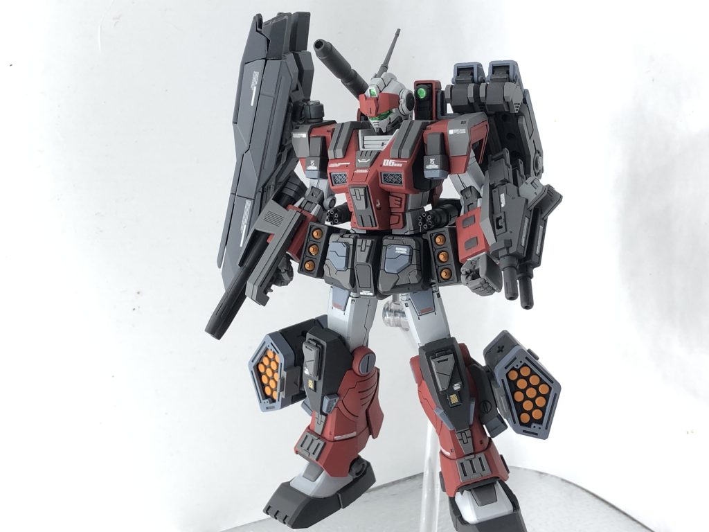 実弾を中心に武装を追加。カラーリングはジムキャノンを参考にしました。武装類背部キャノン砲背部ミサイルコンテナ頭部バルカン砲ミサイル・ベイ2連装ビームライフル右肩大型ミサイルコンテナ左腕部120mmマシンガン×2ビームサーベルユニット腰部ガトリングガン×2腰部3連装ミサイル×2脚部11連装ミサイル×2