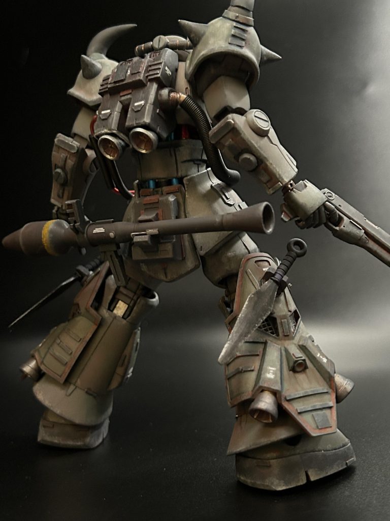 シュツルムファウストはギラズールから拝借😅黄色のラインはマスキングしてからスポンジチッピングする事でラインの縁が剥がれて、後で塗った感がでます。reviveグフはノーマルのままでもS字立ち出来ますが、胴体、腰でそれぞれ3ミリほど延長して更にS字立ちを強調しています。それをする事で腰部の隙間が大きくなるので、３ミリの青や赤のアルミ線(コレも100均)で内部のシリンダーっぽい付けてみました。