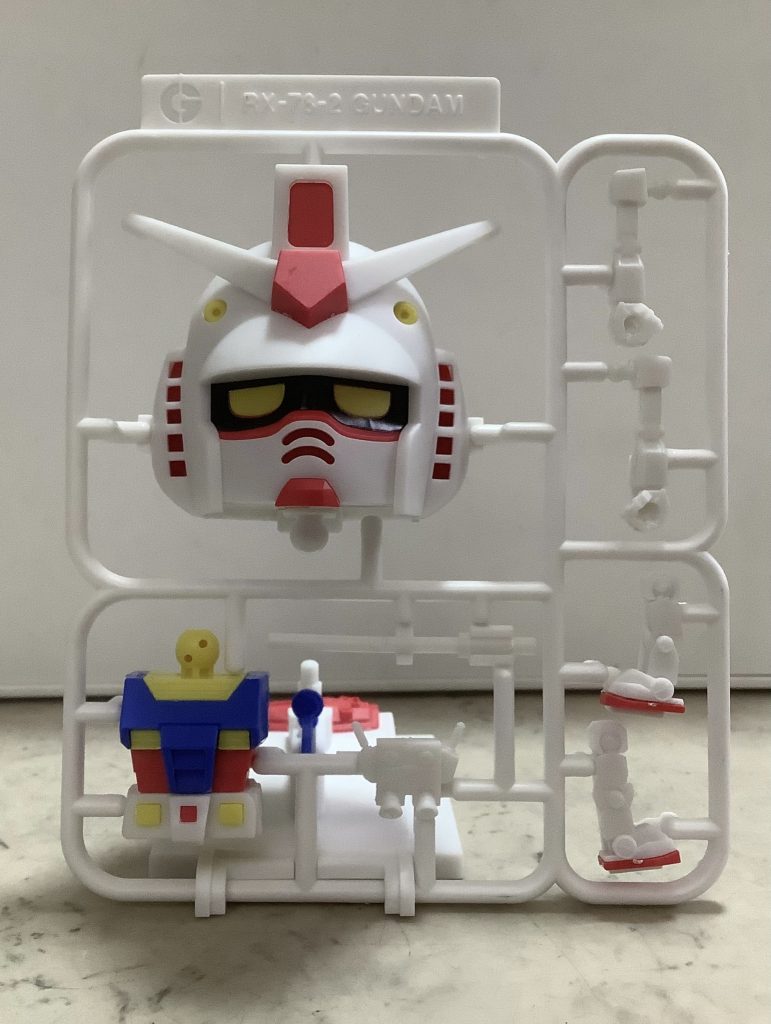 はい、こうなります。「あれ?どこも折れてないじゃん。今のただの嘘じゃん!フジャケルナ!モアイ!」と思ったそこのあなた!この写真の後ろのビームライフル、見えませんが実は持ち手が折れてます。まあ飾れるし良いでしょう。(あれ?持てなくね?)と言うことでどうでしょうかガンプラくん。可愛いのでぜひ買ってみてください!ジムプラくんとかエアプラくんも出して欲しいですね。ご覧いただきありがとうございました!