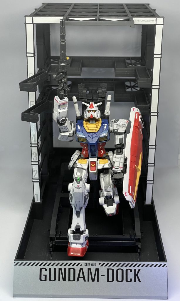 実際の横浜ガンダムファクトリーのRX-78F00GUNDAMは武器や盾を持っていませんがこのキットには付属しています