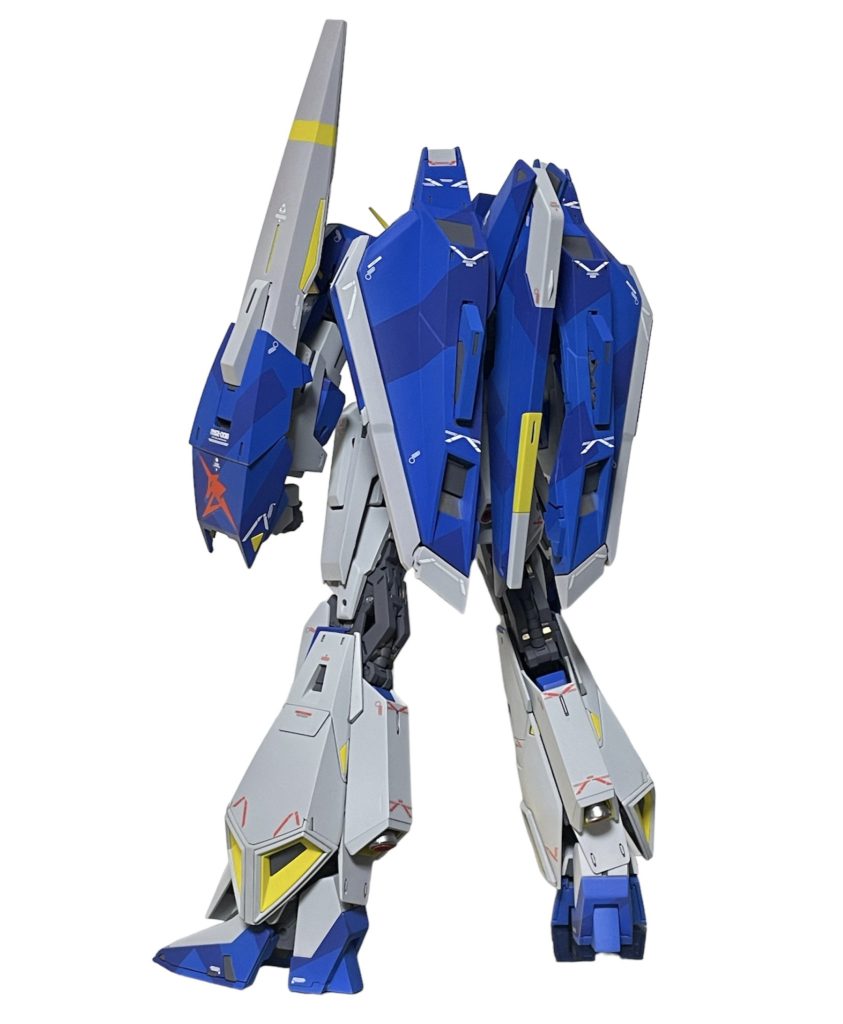 バックショット。フライングアーマもスプリッター迷彩。肩とシールドにはアムロのマーキングを。塗装で関節がカチカチなので変形中に折れたりするのが怖いので変形はやめときます。実はもう一機ストックしてるんで変形はそっちで遊ぼ。