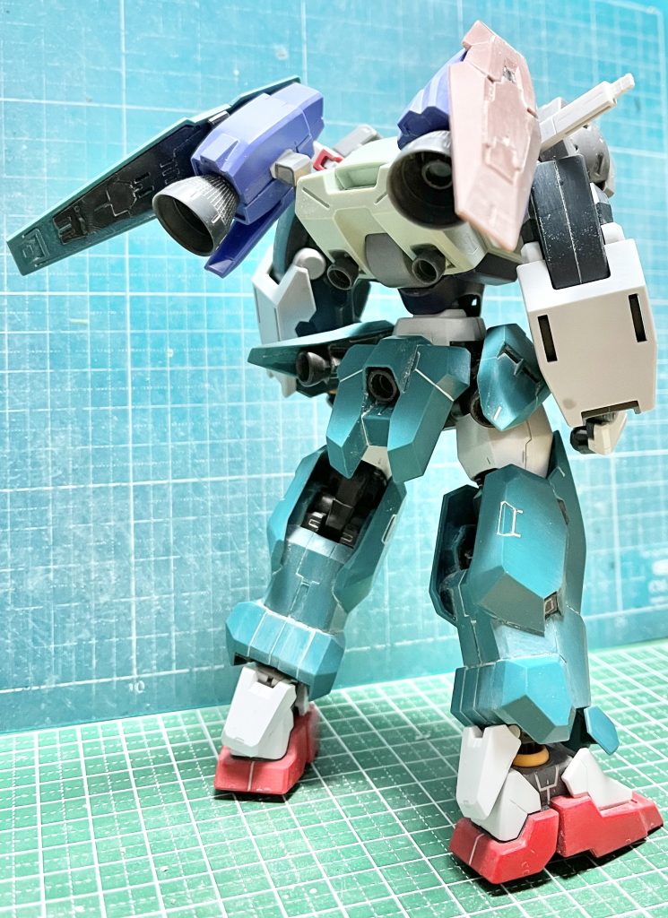 背面最終決定案。ブースターユニットの接続に加工したHGIB グライズのフレームを使用したり、ルブリスウル•ソーンのシールドを羽に見立てる等して再構築。1/00 エクシアの御御足に関しては、元々のアンクルアーマーを後方に変更する事で、くるぶし後方のスカスカ感を埋め合わせ。