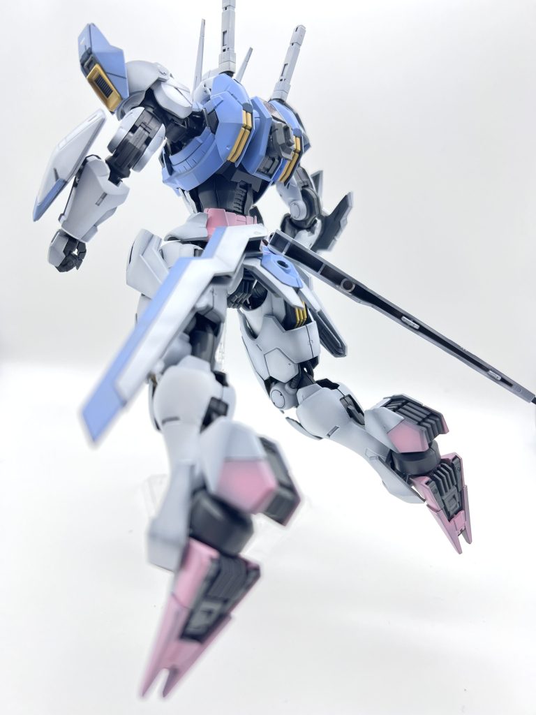 飛行イメージを後ろから。フルメカニクスは腰部に装着したエスカッシャンの角度を変えることができるので、より飛行感が出ます。ただポロリしやすいのでご注意を。