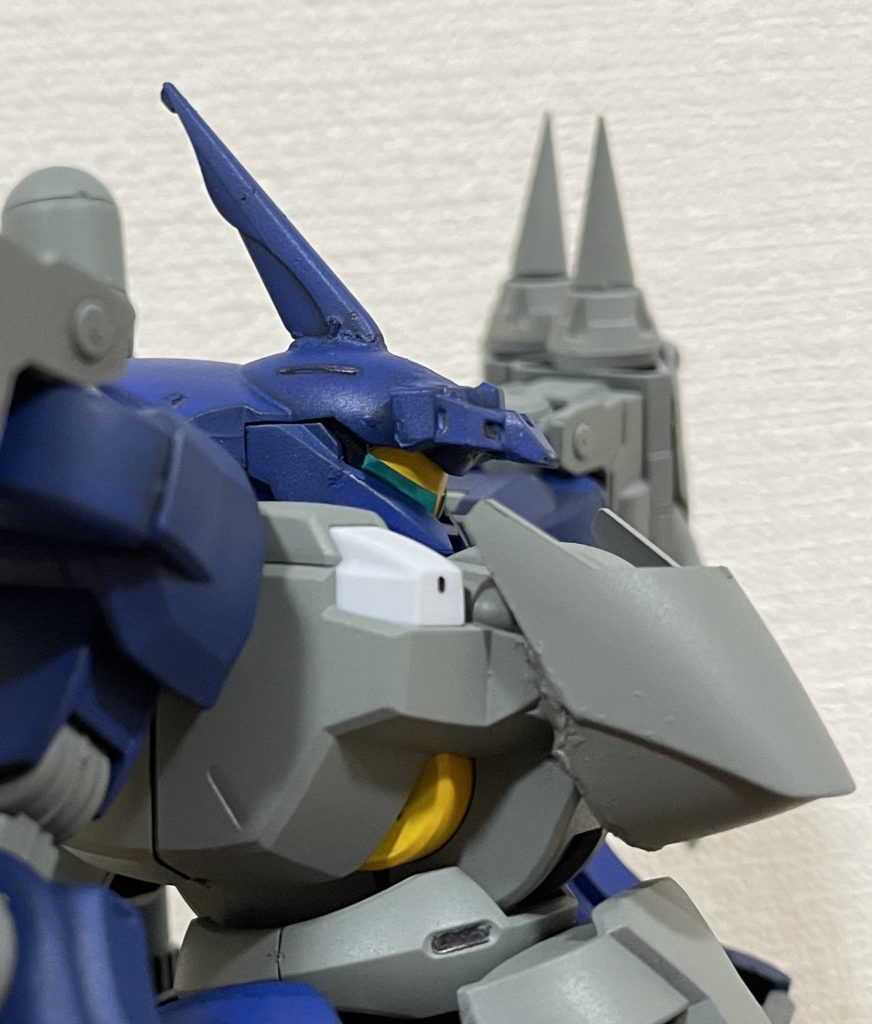 モチーフはサメこんなにゴツいですが、一応水陸両用MSとなってます。登場時にこの鋭いアンテナを水面から出して急接近してほしい。胸部の追加装甲はサザビーのパーツを使ってます