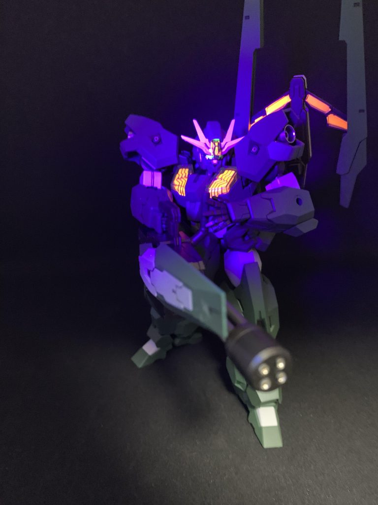 蛍光塗料でUVライトに反応します